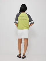 Minifalda negra de jean con terminación desflecada.