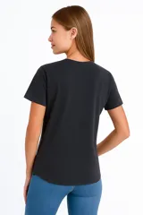 Remera azul marino con estampado de la palabra "Hope" en letras de diferentes colores y una flor amarilla.