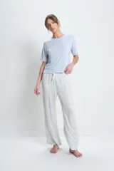Conjunto de pijama de viscosa, compuesto por una remera celeste de mangas cortas y un pantalón largo estampado con cintura elastizada.