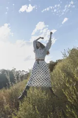 Vestido midi blanco con estampado de lunares negros, de silueta fluida con cuerpo fruncido, escote recto y tiras finas regulables. Presenta un corte bajo el busto que genera una caída suelta y liviana.