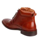 Bota de cuero color marrón con cordones, caña media y suela de goma.