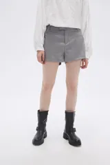 Short gris de vestir con bolsillos laterales y traseros.