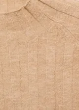 Jersey de punto fino negro, con cuello perkins, diseño entallado y manga larga.