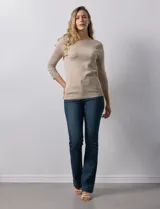 Sweater lila de tejido combinado, con cuello redondo y mangas 3/4 con detalle de botones.