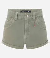 Short color verde oliva confeccionado en sarga, de corte slim, con trabillas en la cintura, cierre tradicional, bolsillos, recortes en los bolsillos delanteros y bajo plegado. Incluye colgante de helado en la trabilla.