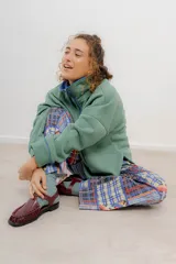 Pantalón de gabardina elastizada a rayas verticales de colores pastel.