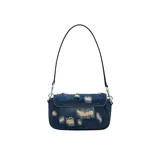Bolso de hombro Marc Jacobs modelo The Rip and Repair Denim Clover, confeccionado en denim azul desgastado con detalles en cuero negro. Cuenta con cierre magnético, logo JMarc revestido, correa de cuero extraíble y correa de cadena cruzada.