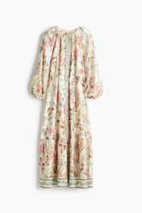Vestido largo de viscosa con estampado floral, corte holgado, cuello redondo con botones y mangas globo largas. Incluye cinturón fino para atar.