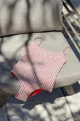 Traje de baño enterizo negro con escote en U, tiras finas y espalda redondeada. Sin almohadillas.