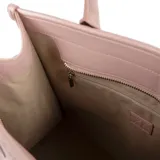 Cartera tipo tote grande color rosa, confeccionada en rafia y cuero sintético. Tiene doble asa corta, correa larga regulable y cierre superior. El interior está forrado en tela de algodón y poliéster, y cuenta con un bolsillo con cierre y dos bolsillos abiertos.