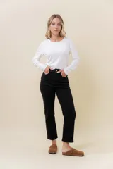 Jean blanco de tiro medio-alto, calce recto y largo al tobillo.