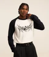 Remera masculina de algodón color blanco con mangas raglán negras, cuello redondo y estampa frontal de un gato con lettering "Chaos".