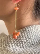 Aros colgantes con gancho dorado, cuentas de piedra sunstone color naranja y barra dorada.