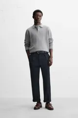 Polo marrón de punto con hilatura de algodón, corte relaxed fit, cuello solapa con cierre frontal de botonadura, manga larga y acabados en rib.