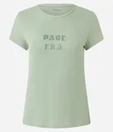 Remera deportiva color verde con cuello redondo y mangas cortas. Estampa con la leyenda "PACE ERA" en el frente.