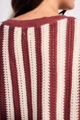 Chaleco de punto con rayas verticales color beige y marrón, de corte holgado y sin mangas.