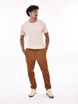 Pantalón jogger color verde oliva con bolsillos cargo, cintura elástica con cordón ajustable y puños elásticos.