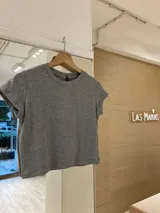 Remera de morley básica de manga corta, con corte recto y tejido suave.
