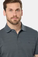 Chomba azul con textura de líneas horizontales en relieve, cuello clásico y tapeta con dos botones.