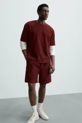 Bermuda negra de corte relaxed fit, con cintura elástica ajustable con cordón, bolsillos frontales y bolsillo trasero de parche.