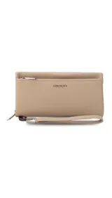 Billetera color beige con doble compartimento con cierre, correa de mano y logo de la marca en el frente.