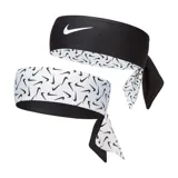 Banda deportiva Nike Dri-Fit Head unisex, color blanco con estampado de logos negros.