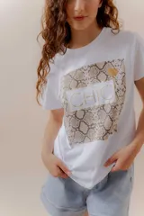 Remera blanca de algodón con estampado de piel de serpiente y la palabra "CHIC" en letras doradas.