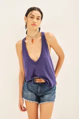Musculosa violeta de algodón rústico, con escote en V pronunciado y espalda tipo competición.