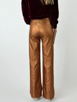 Pantalón de corte oxford de tela metalizada color cobre y elastizada.