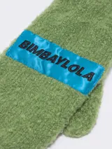 Par de manoplas azules de punto con etiqueta rosa con el logo de Bimba y Lola.