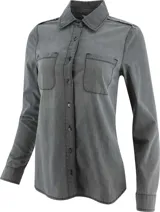 Camisa de denim azul de manga larga con cuello clásico, cierre frontal con botones y dos bolsillos con solapa en el pecho.