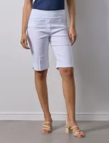 Bermuda blanca de gabardina elastizada, marca Ruby Rd. con pretina ancha elastizada, bolsillos delanteros simulados y bolsillos traseros aplicados.