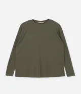 Blusa de manga larga color verde militar, confeccionada en tejido rib de viscosa certificada, con cuello redondo y corte holgado.