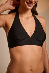 Conjunto de bikini con estampado animal print, compuesto por un corpiño triangular con tiras finas y una bombacha tipo short.