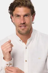 Camisa celeste a rayas de lino, con cuello mao y corte slim.