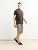 Bermuda color verde con bolsillos laterales y traseros.