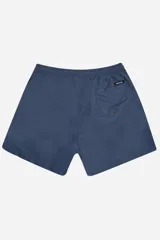 Short de baño liso color salmón, con cintura elástica y cordón de ajuste blanco. Posee bolsillos laterales y un bolsillo trasero. Lleva un pequeño logo triangular de goma en la parte inferior izquierda.