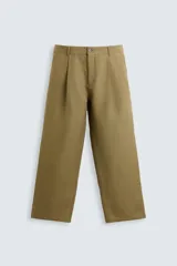 Pantalón color caqui de corte amplio, confeccionado en tejido de lyocell y lino. Presenta pliegues frontales, bolsillos laterales y traseros de ojal. Cierre frontal con cremallera y botón.