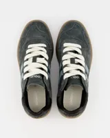 Championes urbanos Coolway modelo Goal, color gris con detalles en marrón y celeste. Confeccionados en serraje y piel, con cordones blancos y suela de goma marrón.