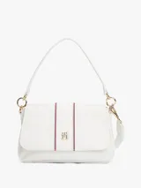 Cartera de hombro blanca de nailon con correa ajustable y extraíble. Presenta cierre de solapa magnético, asa superior, bolsillo interior con cremallera e insignia del monograma TH en la parte delantera.