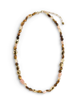 Collar corto con cadena dorada y cuentas de piedra natural en tonos marrón, beige, rosa y dorado.