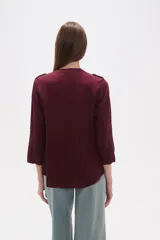 Camisa de manga larga con cuello mao y estampado paisley en tonos blanco, verde oliva y rosado. Presenta un calce holgado y bolsillos frontales.