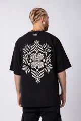 Remera negra de corte oversize con estampado blanco en el pecho.