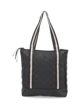 Cartera tipo shopper azul con diseño capitoneado y base negra. Tiene correas bitono, cierre de nylon con tirador textil, logo metálico, bolsillos interiores y compartimento acolchado para laptop.