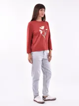 Remera blanca de manga larga con cuello redondo y estampado frontal con la frase "All my love darling" en color celeste.