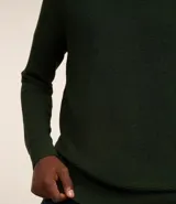 Suéter masculino de malla de viscosa y poliamida color gris claro, con textura de cuadros grid, cuello redondo y mangas largas.