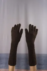 Guantes largos tejidos a mano en punto jersey, confeccionados en lana fina sin teñir.