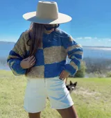 Sweater tejido a mano con diseño a rayas horizontales en color marrón y blanco.