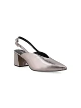 Zapato de cuero negro charol con punta fina, slingback con hebilla dorada y taco geométrico con estampado carey.