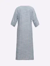 Túnica midi de lino color crudo con finas rayas verticales en tono marrón. Presenta cuello en V con abertura y mangas tres cuartos. La cintura se ajusta con un lazo del mismo tejido, y tiene aberturas laterales en el ruedo.